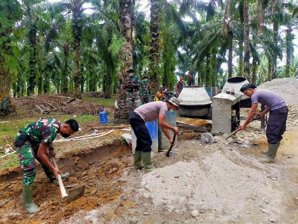 Personel Brimob Polda Riau dan TNI Beserta Masyarakat Laksanakan Goro Bersama