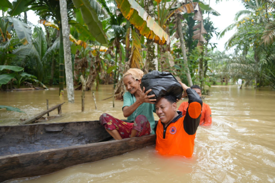 Tak Kenal Lelah, Bupati Geber Sebelas Desa Tinjau Dan Bantu Korban Banjir