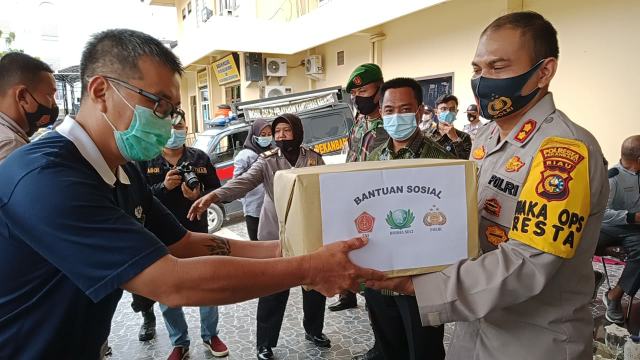 Polresta Pekanbaru Salurkan Bantuan 10 Ton Beras dari Yayasan Budha Tzu Chi Indonesia