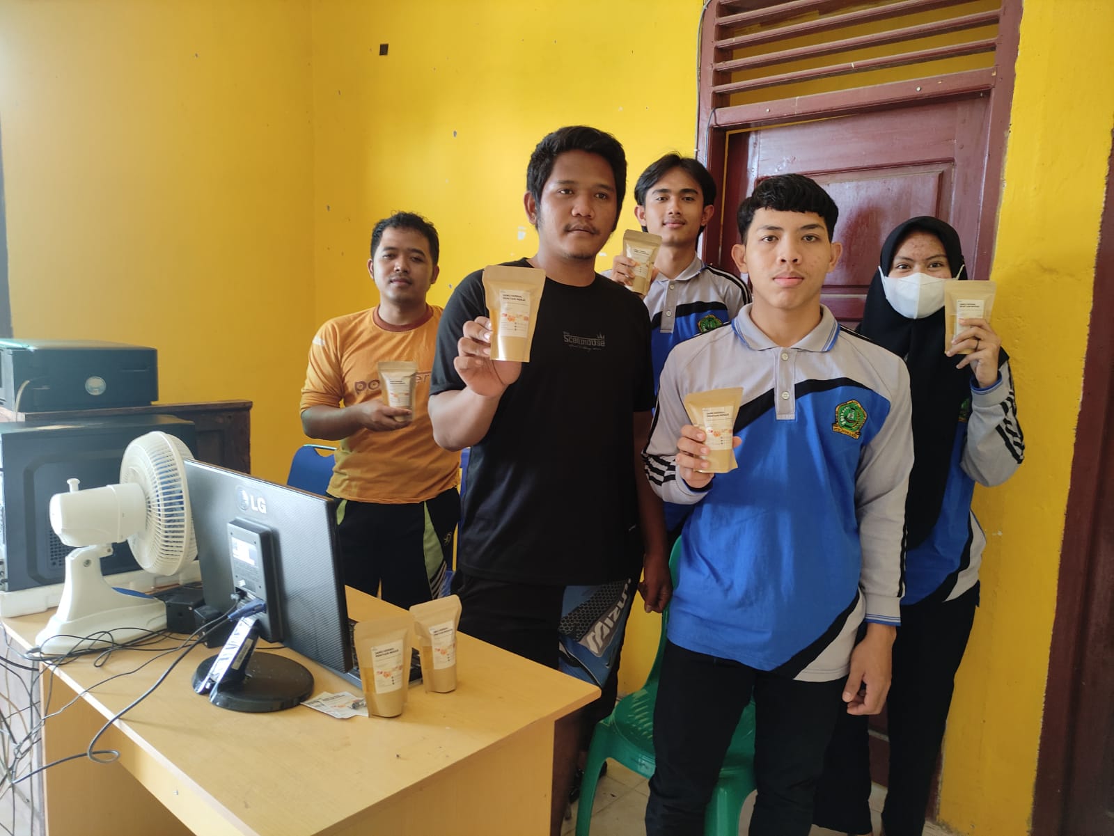 Mahasiswa KKN-T STIE Indragiri Dampingi BUMDes Untuk Kembangkan Pemasaran Produk Melalui Digital