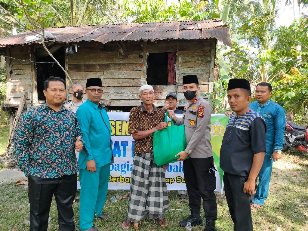 Jum'at Barokah, Polsek Tambang Berbagi Sembako Kepada Warga Kurang Mampu