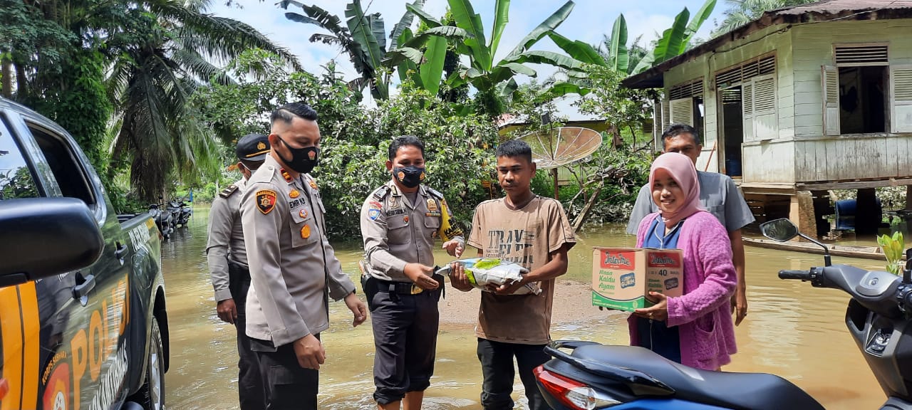 Polsek Peranap Salurkan Bantuan Korban Banjir Desa Setako Raya