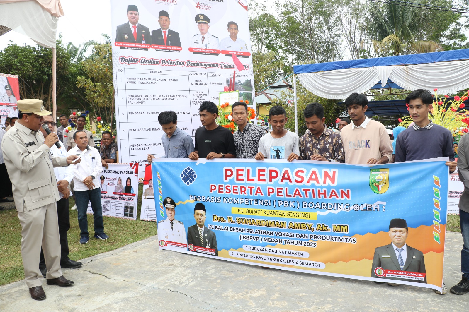 Ciptakan Lapangan Kerja Plt Bupati Lepas 16 Pemuda Kuansing Diklat Naker Ke Medan