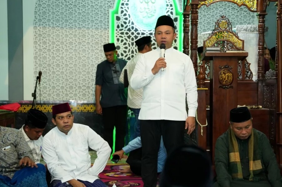 Gubri dan Bupati Inhu Safari Ramadhan di Masjid Al lkrom, Ratusan Juta Bantuan Diserahkan