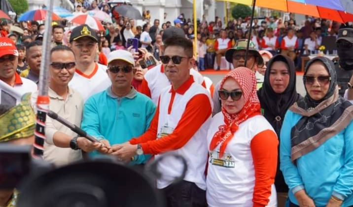 Wakil Ketua DPRD Rohil Lakukan Pengibaran Bendera Tanda Pelepasan Pawai Karnaval