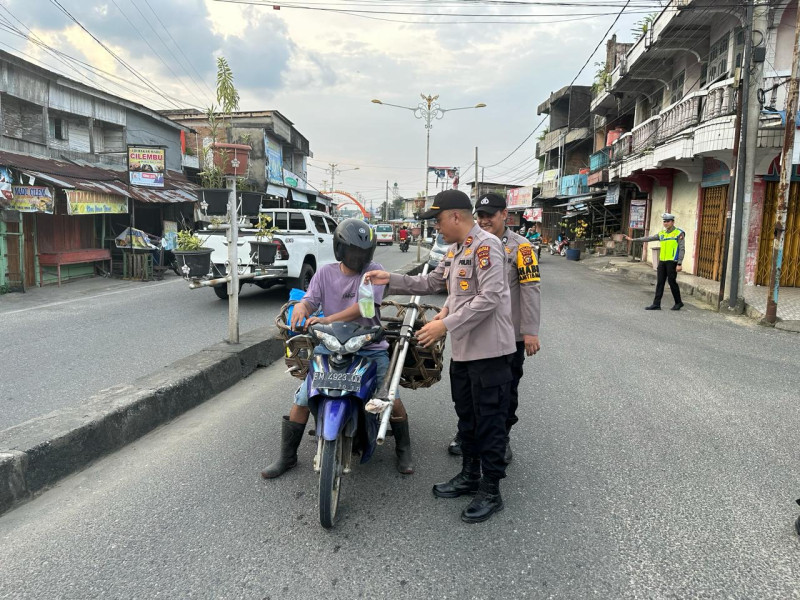 Polsek Rambah Bagikan Takjil Kepada Masyarakat
