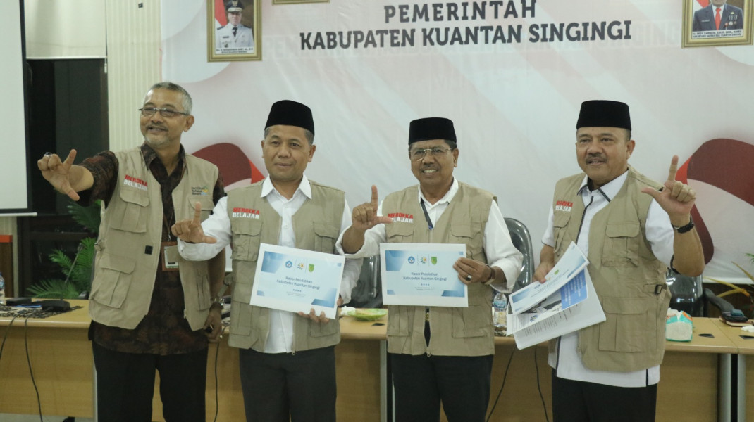 Bagikan Rapor Pendidikan Daerah Kepala BPMP Riau Puji Komitmen Bupati Kuansing Terhadap Dunia Pendidikan