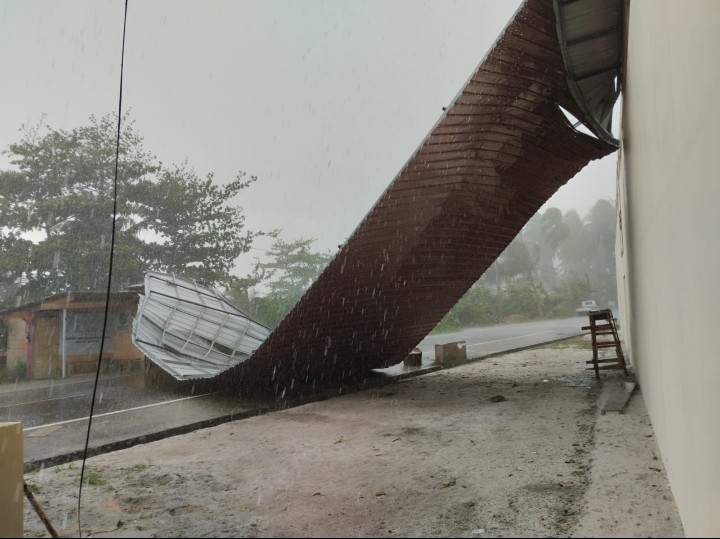 Akibat Diterjang Angin Kencang, Atap Tribun Seri Srindit Ranai Segera Diperbaiki
