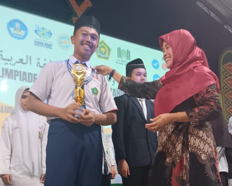 Juara 1 OBA Riau 2025, Nadiv Dapat Apresiasi dari Kepala MTsN 1 Inhu dan Keluarga Besar Madrasah