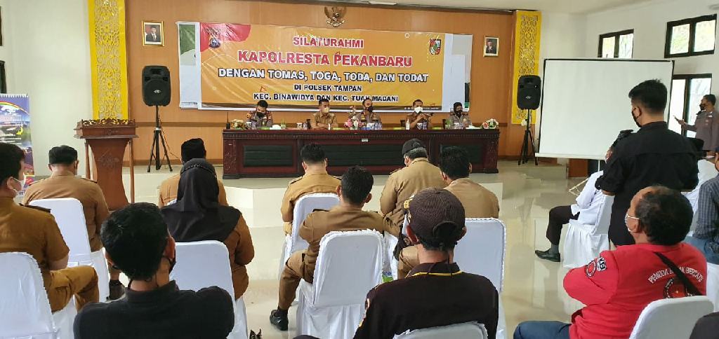 Kapolresta Pekanbaru Jalin Silahturahmi dengan Para Tokoh di Kantor Camat Bina Widya