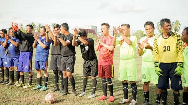 Buka Turnamen Sepak Bola Legenda U-38, Bupati Rohil Ikut Jadi Pemain