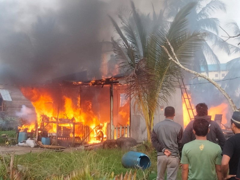 Rumah Tinggal Puing Akibat Kebakaran di Pasar, Warga Bergotong Royong Padamkan Api