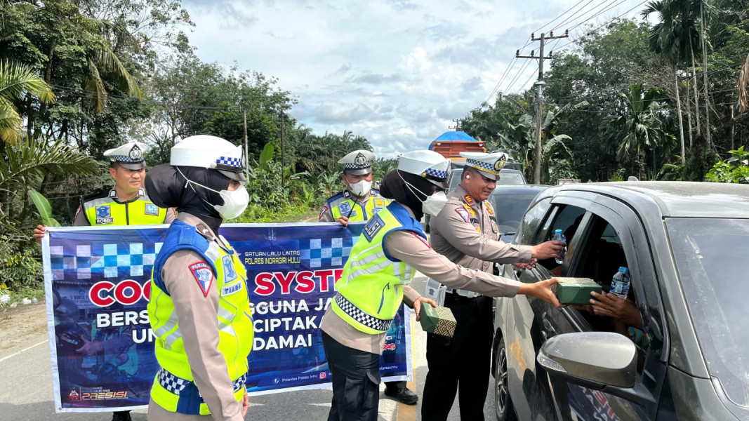 Jembatan Barangan Amblas, Kasat Lantas Polres Inhu dan Polwan Cantik Beraksi