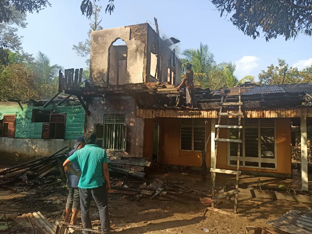 Kebakaran Rumah di Desa Kuntu, Masyarakat dan Anggota Polsek Kampar Kiri Bantu Pemadaman