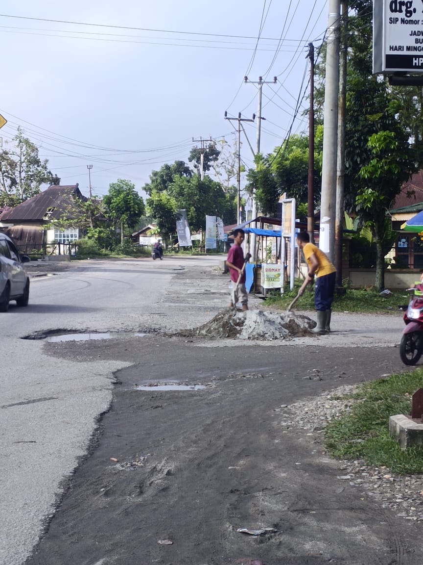 Antisipasi Terjadinya Lakalantas Anggota Polres Kuansing Inisiatif Semen Jalan Berlobang