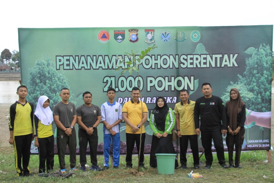 Hari Pohon Sedunia, Polres Inhu Gelar Apel Dan Tanam Pohon di Tepian Indragiri