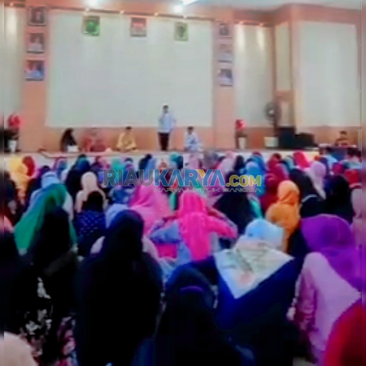 DLH Rohil Bagikan Beras Program DLH Berbagi dan Berinfak