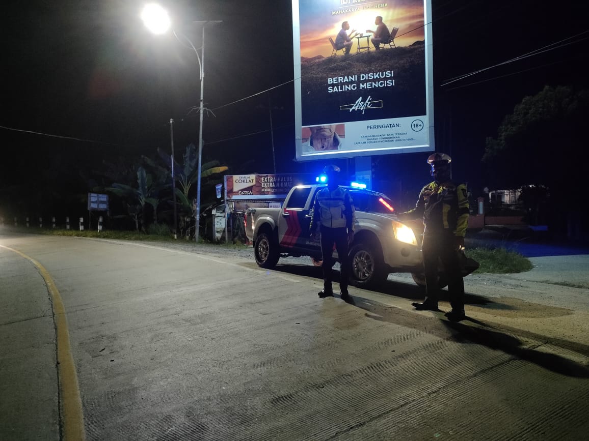 Meski Malam, Polres Inhu Terus Berpatroli Pada Titik Rawan Laka Saat Ops Lilin LK 2021