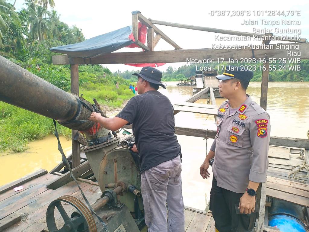 Polsek Kuantan Mudik Bersama Sat Reskrim Polres Kuansing Sisir Aliran Sungai Batang Kuantan Menggunakan Speedboat Berantas PETI