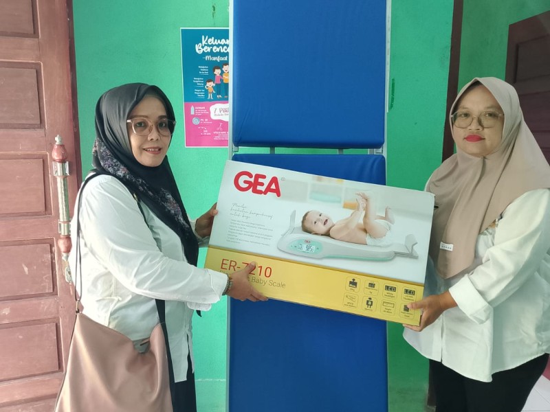 Kegiatan Posyandu Makin Berkualitas, Ketua PKK Serahkan Bantuan Alat Kesehatan