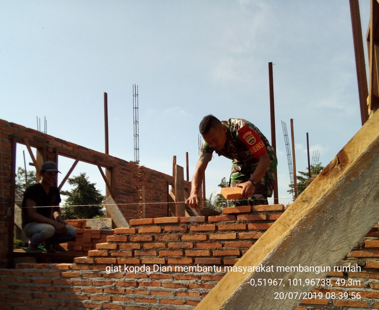 Kunjungi Warga di Kelurahan, Babinsa Kopda Dian Susandi Bantu pembangunan Rumah