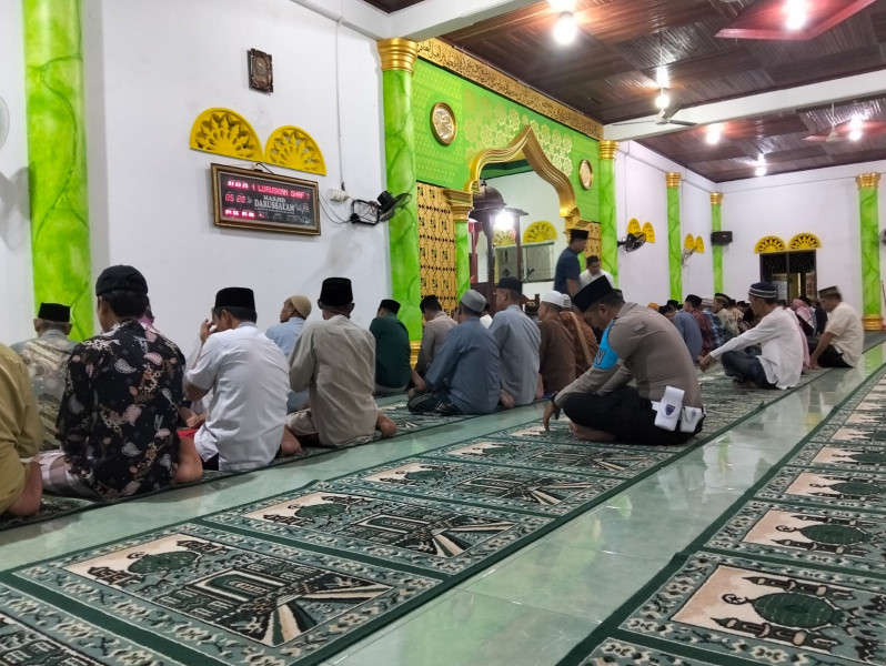 Shalat Subuh di Masjid Darussalam, Polsek Kateman Ajak Warga Jaga Kamtibmas
