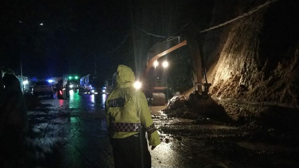 Longsor Minggu Malam di KM 77 Jalan Lintas Riau-Sumbar, Petugas Lakukan Buka Tutup Selama 3 Jam