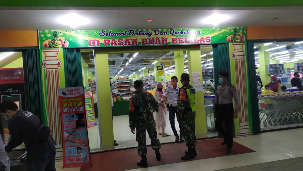 Meski Malam Hari, Polsek Seberida Terus Sosialisasikan Adaptasi Kebiasaan Baru