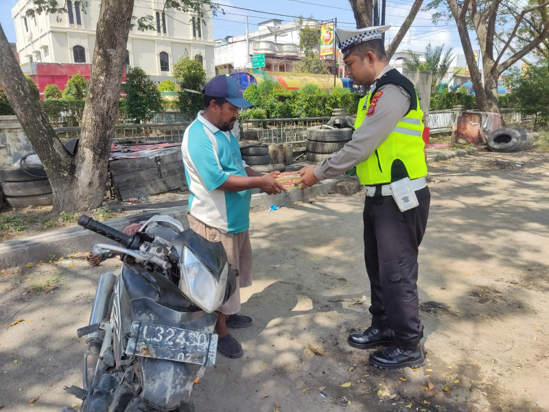 Jumat Berkah, Sat Lantas Polres Aceh Utara Berbagi Nasi Kotak