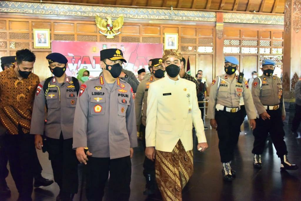 Bersama Walikota Solo, Kapolri Tinjau Vaksinasi Dosen dan Pemuka Lintas Agama
