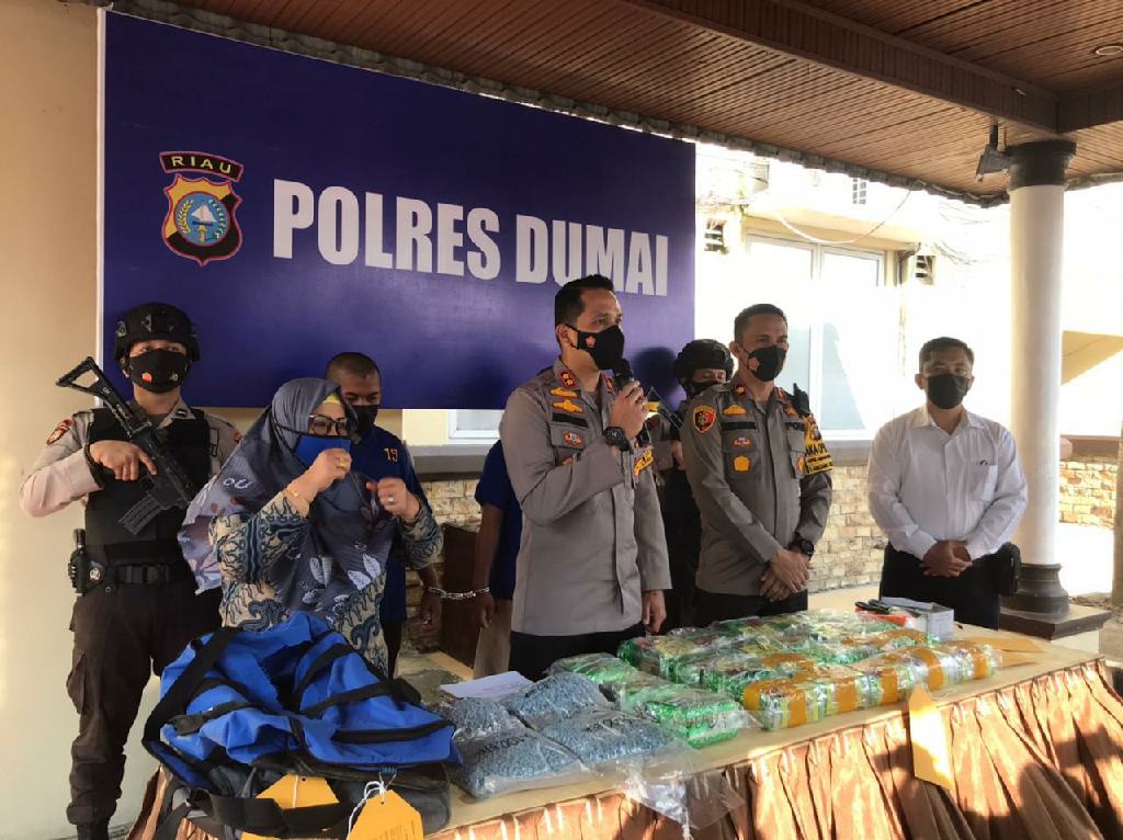 2 Kurir Narkoba Ditangkap Polres Dumai dengan 23 KG Shabu dan 19.937 Butir Pil Ekstasi 