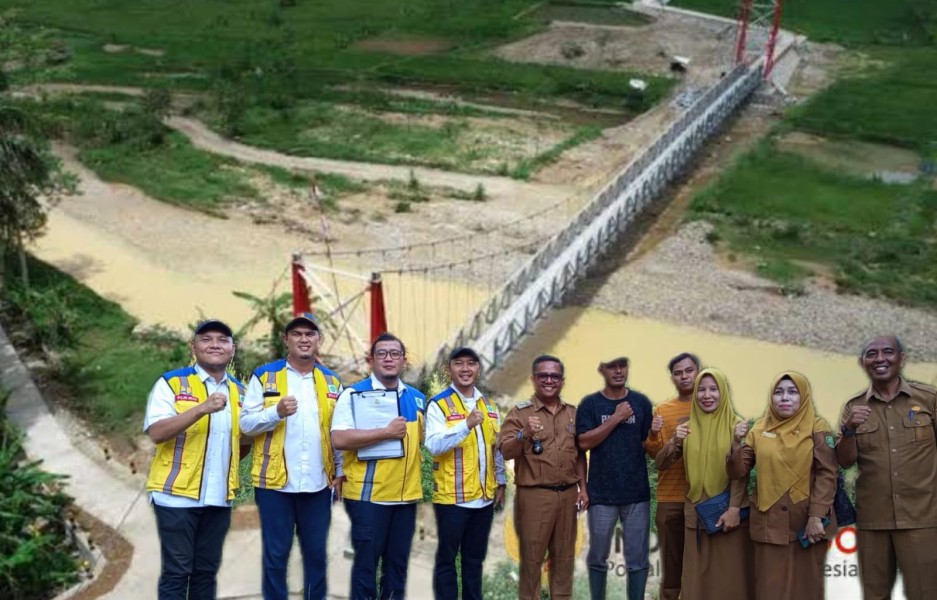 Survei Pembangunan Jembatan Gantung, Kades Aprisal SH Dampingi Tim Kementrian PUPR