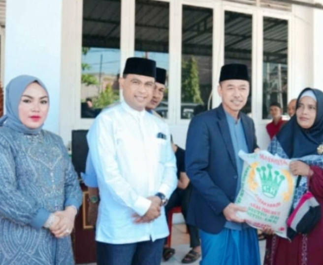 Bupati Rohil Bagikan Ratusan Paket Sembako serta Daging Qurban saat Idul Adha