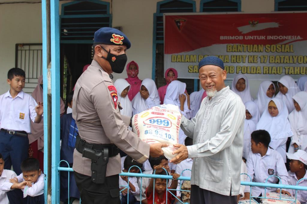 Bakti Sosial Personil dan Bhayangkari Yon B Pelopor Sat Brimob Polda Riau di Panti Asuhan Al-Barkah