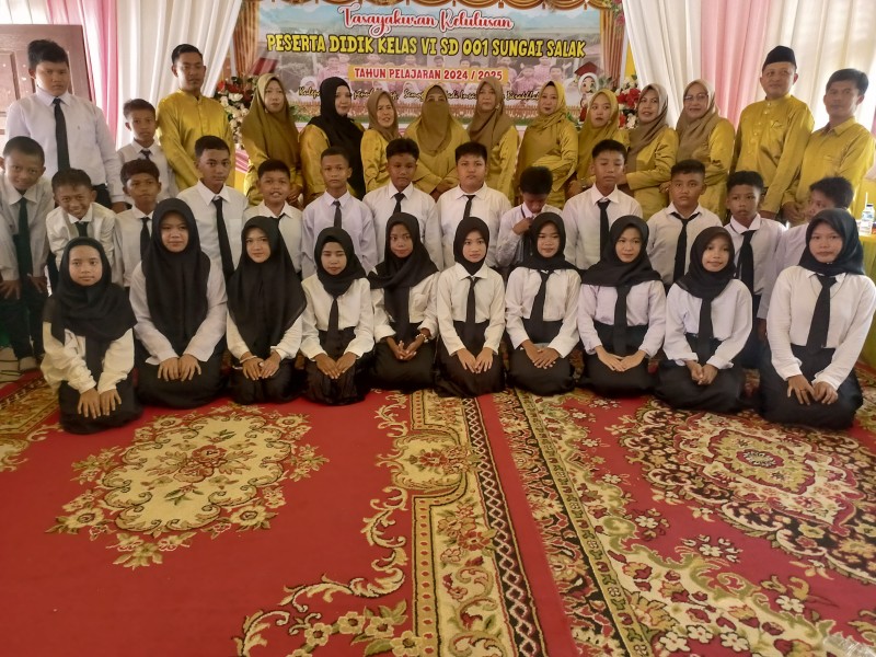 Suasana Haru Warnai Tasyakuran Siswa Kelas VI SDN 001 Sungai Salak