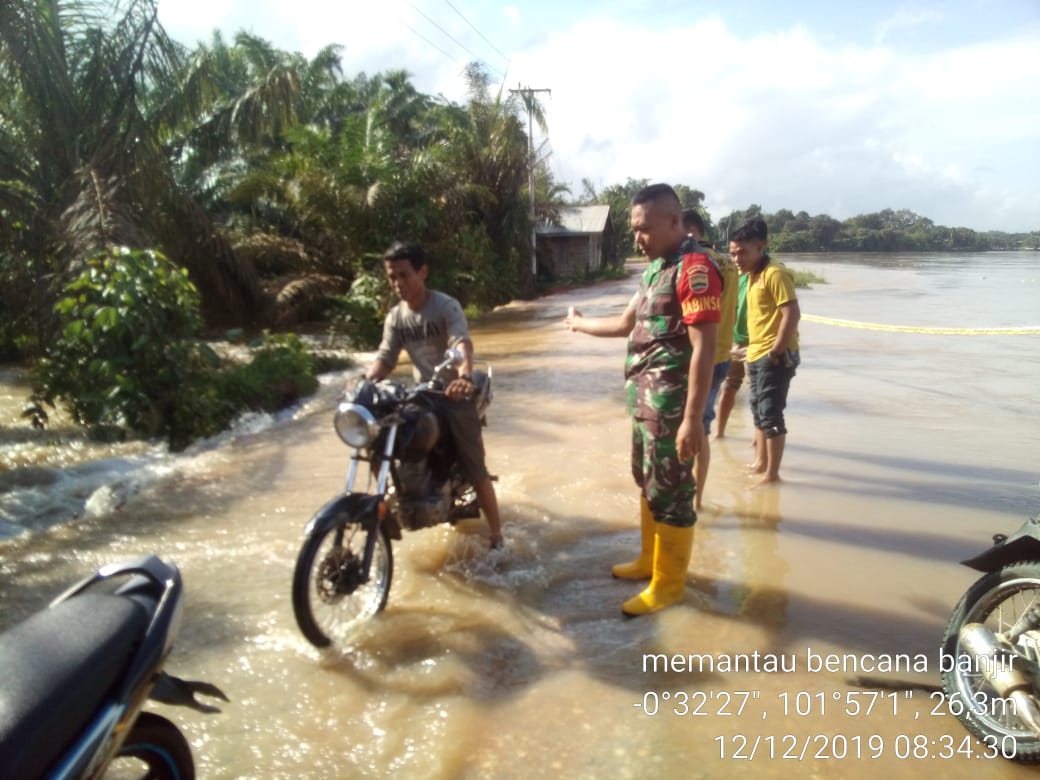 Banjir Dijalan Dewi Marta Baturijal Hilir, Kopda Dian Susandi Bantu Evakuasi Warga