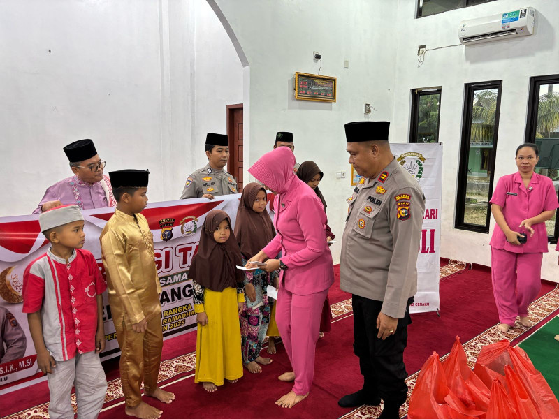 Momen Ramadhan, Polsek Batang Cenaku Santuni Guru Mengaji Hingga Anak Yatim