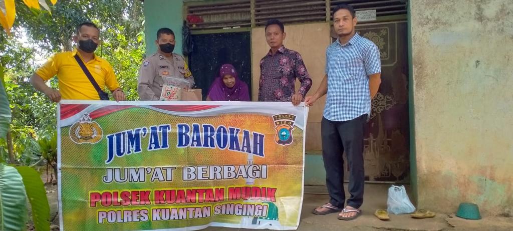 Jumat Barokah Kapolsek dan Pemdes Desa Toar Bantu 2 Lansia