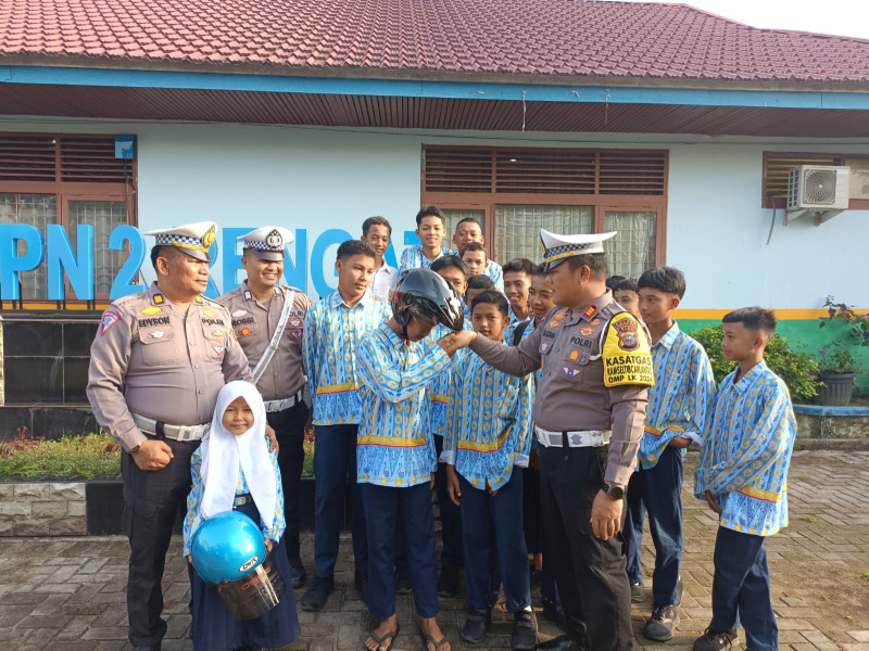 Satlantas Polres Inhu Bagikan Helm Gratis dan Sosialiasi Lomba Konten Video Riau Adalah Kita