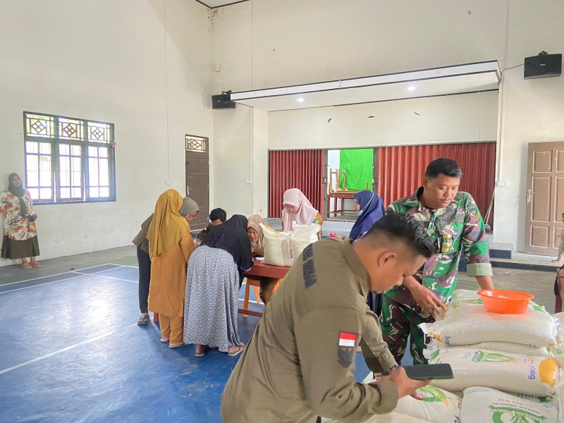 Badan Pangan Nasional dan Forum Bulog  Salurkan Bansos Berupa Beras Kepada Masyarakat Desa Seresam yang Berhak Menerima