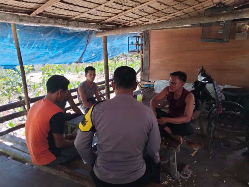 Bhabinkamtibmas Desa Pancur, Polsek Keritang Laksanakan Cooling System Sambangi Warga Wujudkan Situasi Kondusif Jelang Pemilu Damai