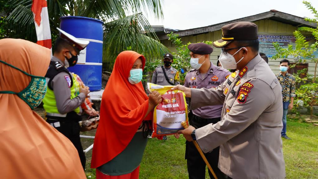 Kapolres Siak Kembali Bagikan Ratusan Paket Sembako, Masker dan Vitamin 