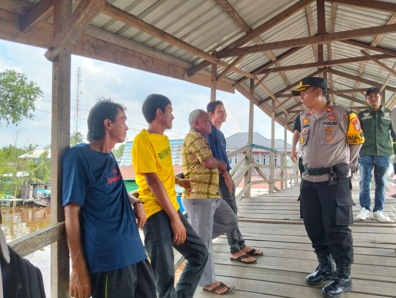 Kapolsek Kateman KOMPOL Ermanto, S.H., M.H. Serukan Pilkada 2024 Damai dalam Kunjungan ke Desa Penjuru