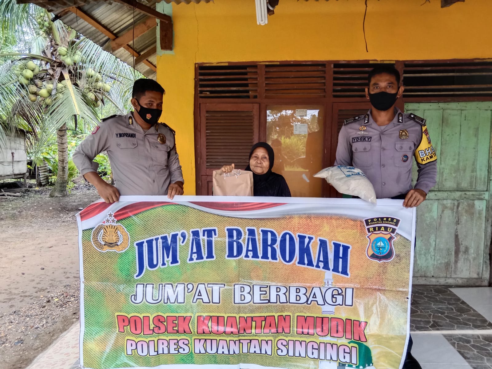 Jum'at Barokah, Kapolsek Ini Bersama Personelnya Rutin Beri Bantuan Kepada Lansia Dan Masyarakat Kur