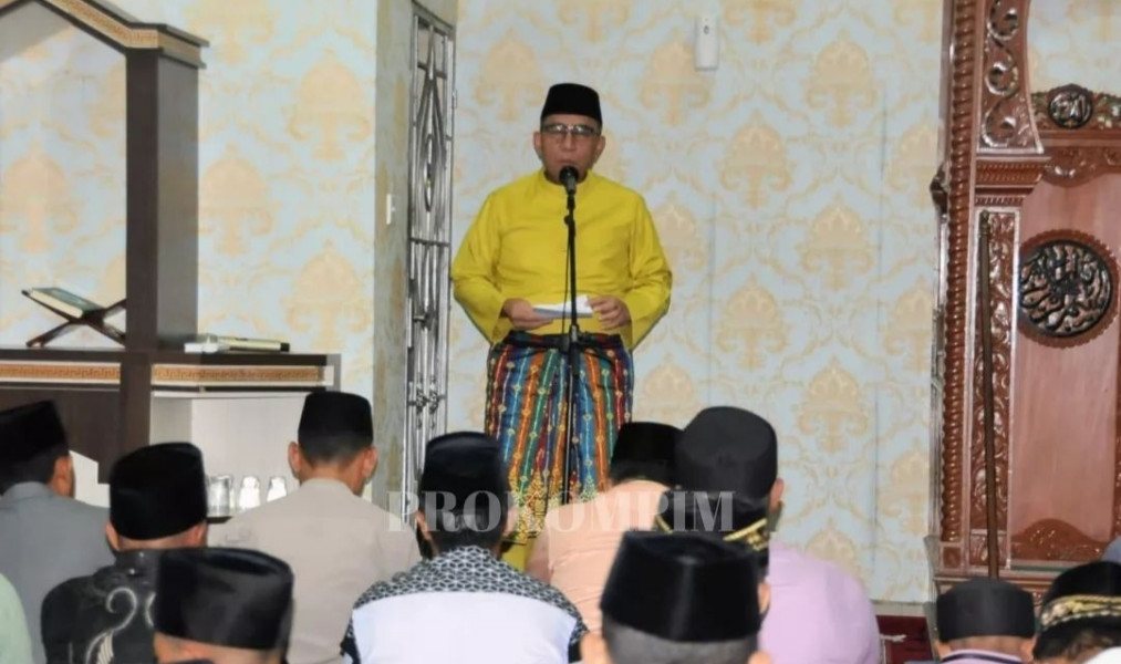Wakil Bupati Inhu Laksanakan Shalat Eid 1445 H Bersama Ratusan Masyarakat di Masjid Nurul Amal Komplek Kantor Bupati