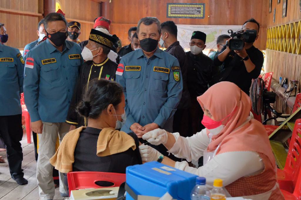 Gelar Vaksin Kemerdekaan, Polda Riau Layani Masyarakat Pedalaman Tak Miliki NIK
