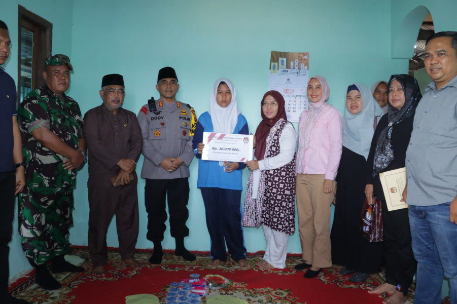 Anggota KPPS Meninggal Dunia, Kapolres Inhu Serahkan Santunan