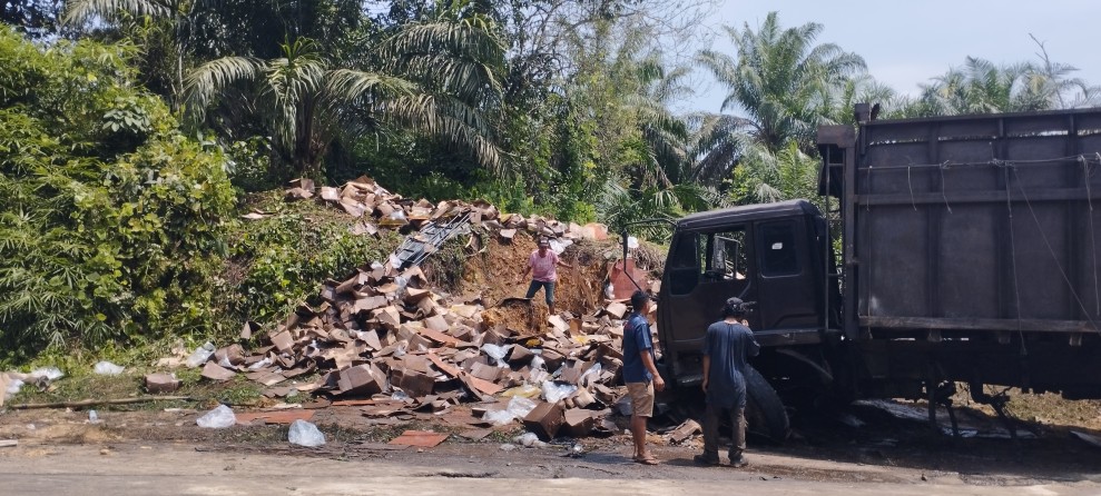 Satu Tewas, Sopir Patah Kaki, Truk Fuso Muatan Minyak Goreng Tabrak Tebing di Pangkalan Kasai
