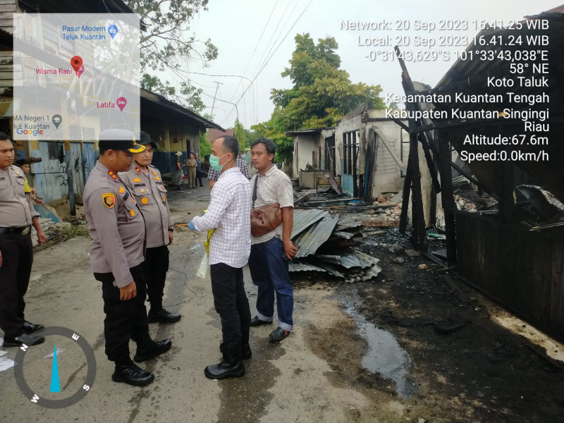 Personil Polres Kuansing Berikan Pengamanan Di Lokasi Kebakaran Bengkel Dewi Motor Dan Wisma Rani