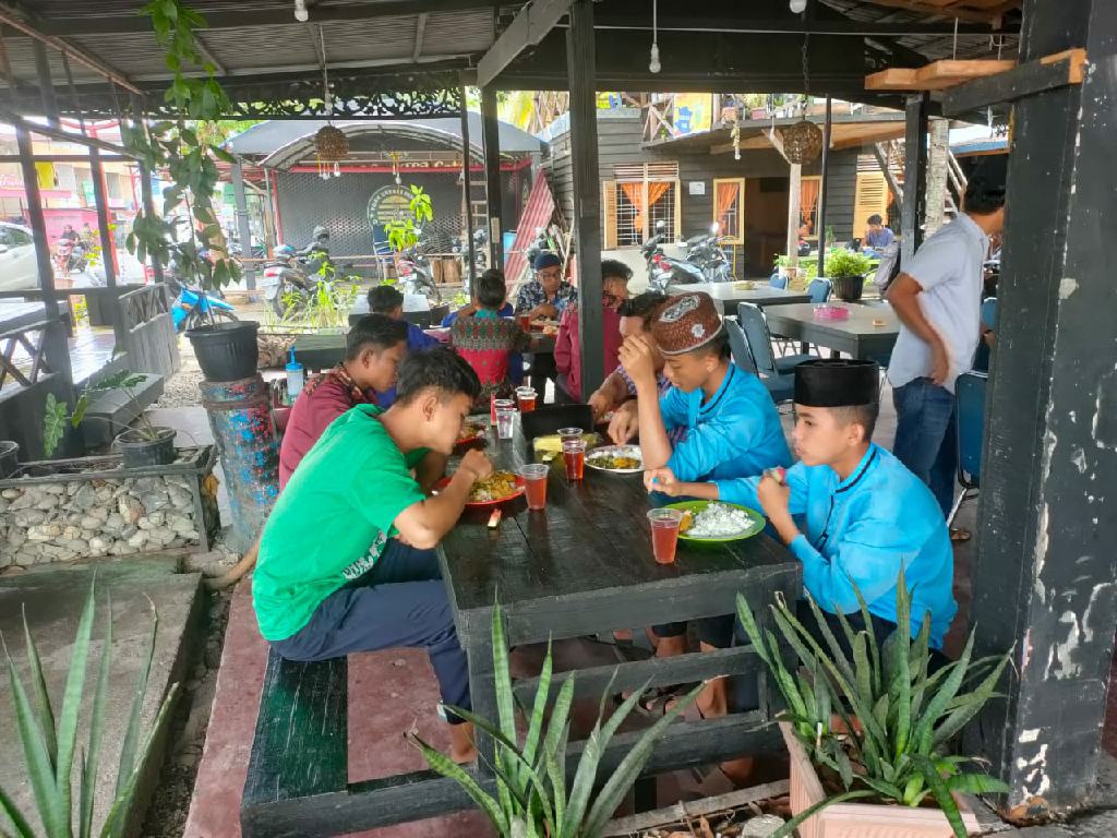 Makan Siang Gratis Program Jumat Barokah Satreskrim Polres Kampar Tetap Ramai Dikunjungi